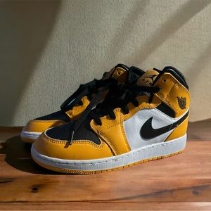 Jordan 1 Mid Reverse Yellow Toe Size 7